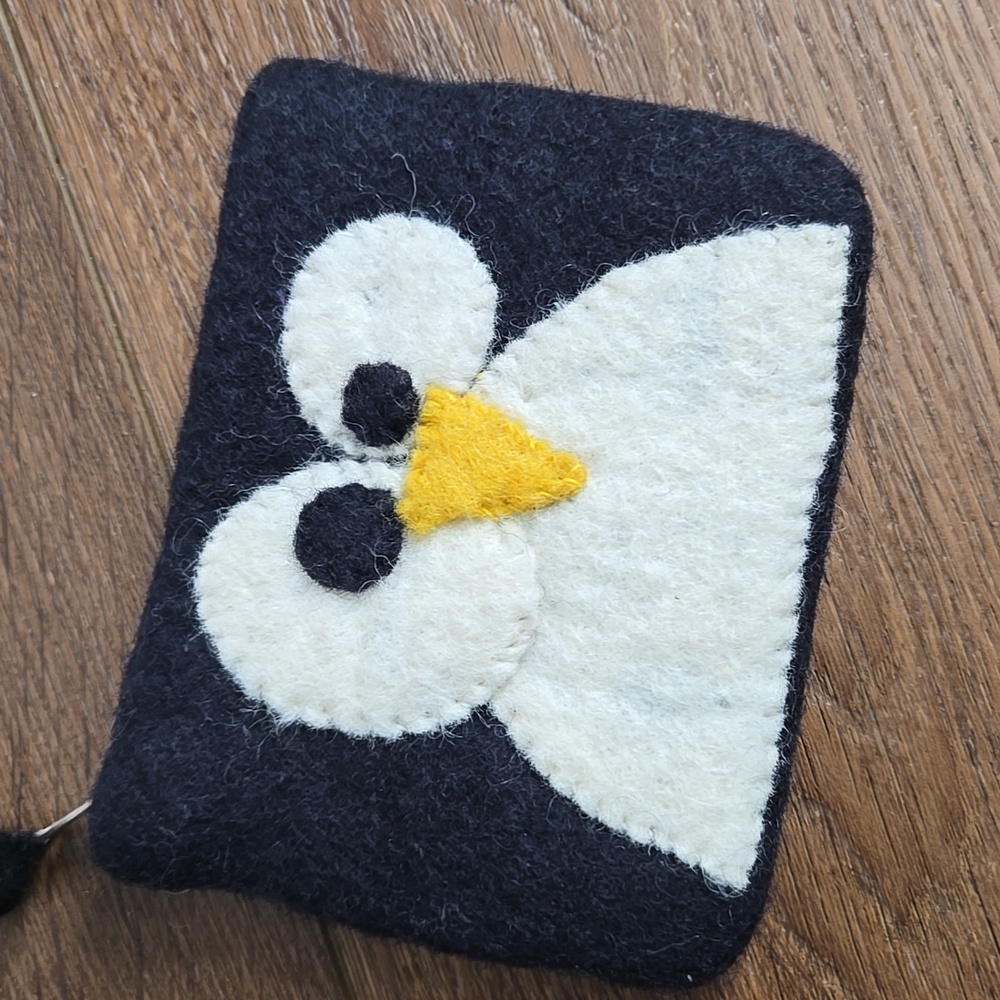 BNB 100% WOOL PENGUIN COIN PURSE... #6883